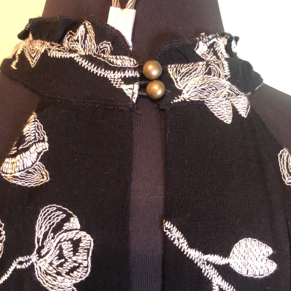 Sleeveless Embroidered Dress - Picture 6 of 7